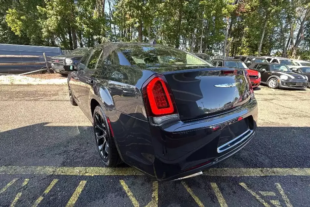 2019 Chrysler 300 Touring photo 1