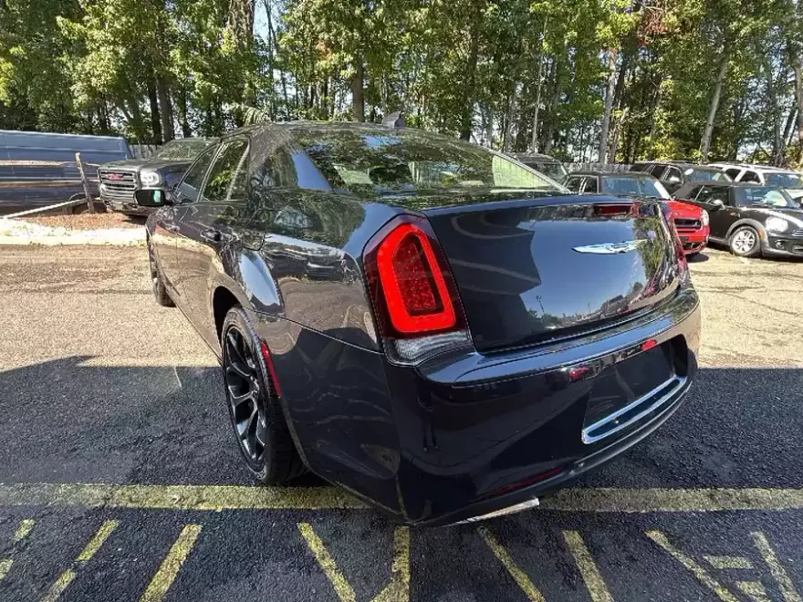 2019 Chrysler 300 Touring photo 1