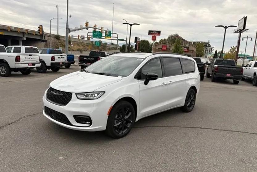 2026 Chrysler Pacifica Limited photo 1