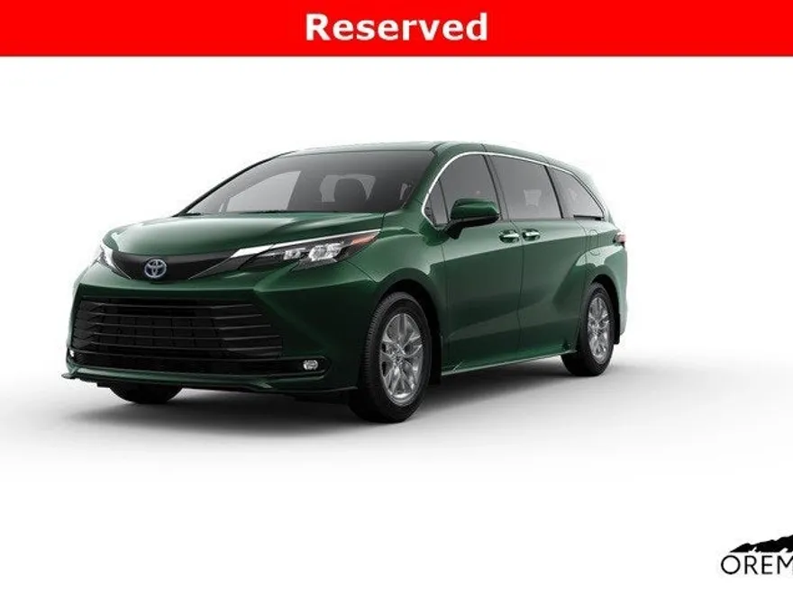 2025 Toyota Sienna XLE photo 1