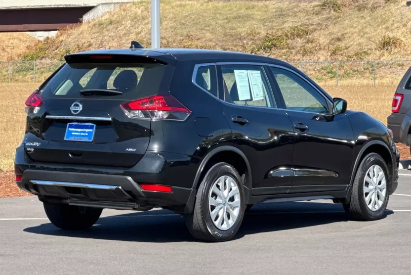 2018 Nissan Rogue S photo 1