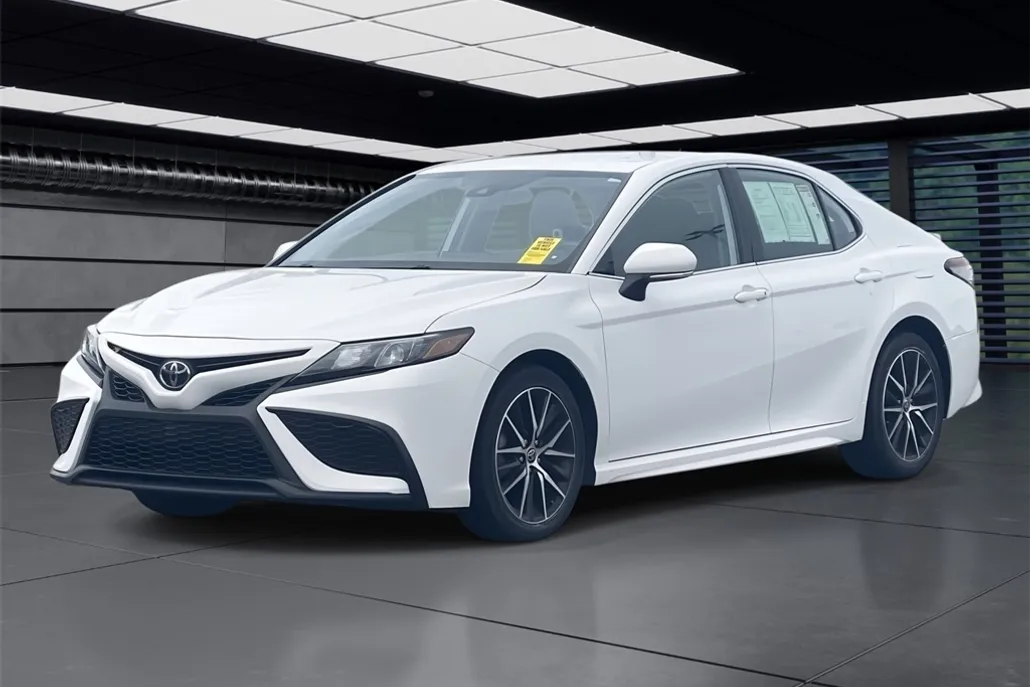 2023 Toyota Camry SE photo 1