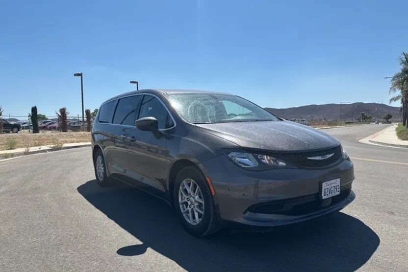 2022 Chrysler Voyager LX photo 1