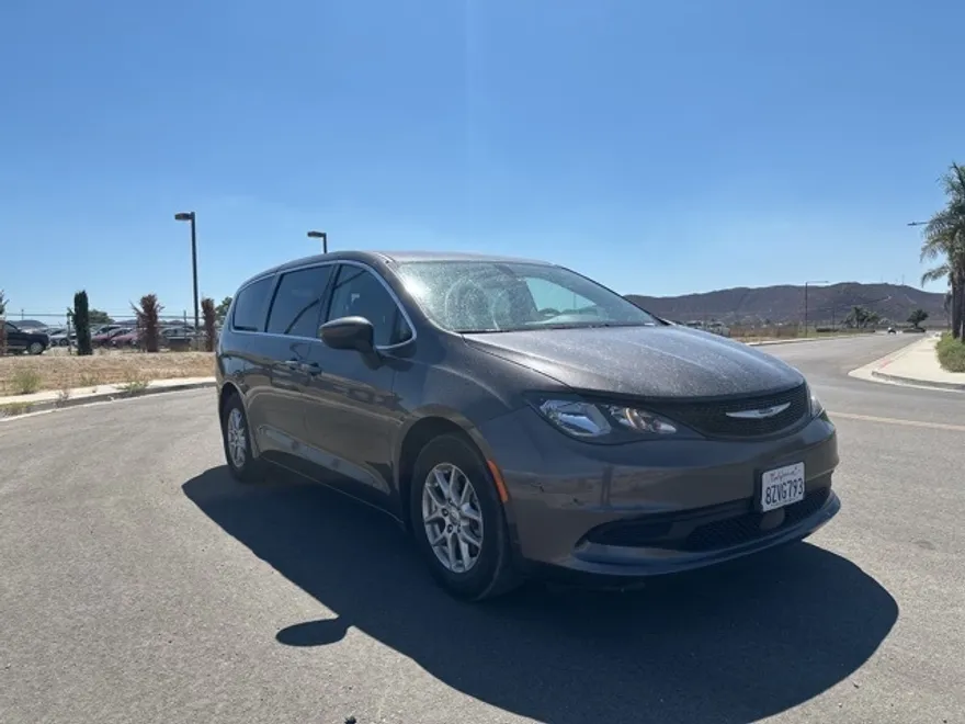 2022 Chrysler Voyager LX photo 1