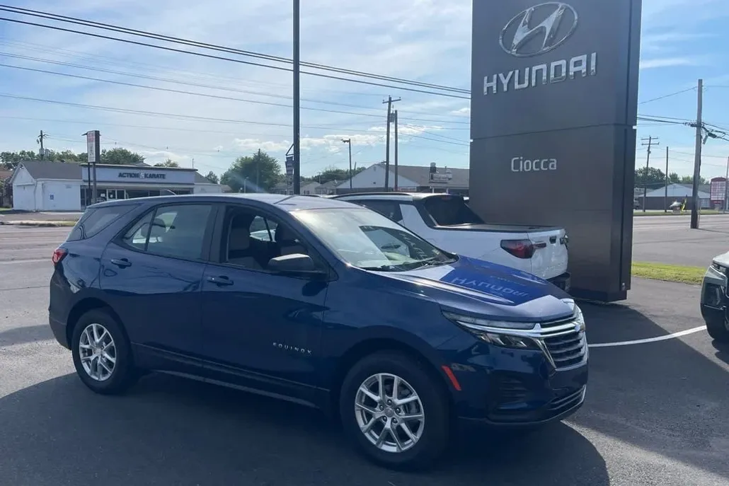 2023 Chevrolet Equinox LS photo 1