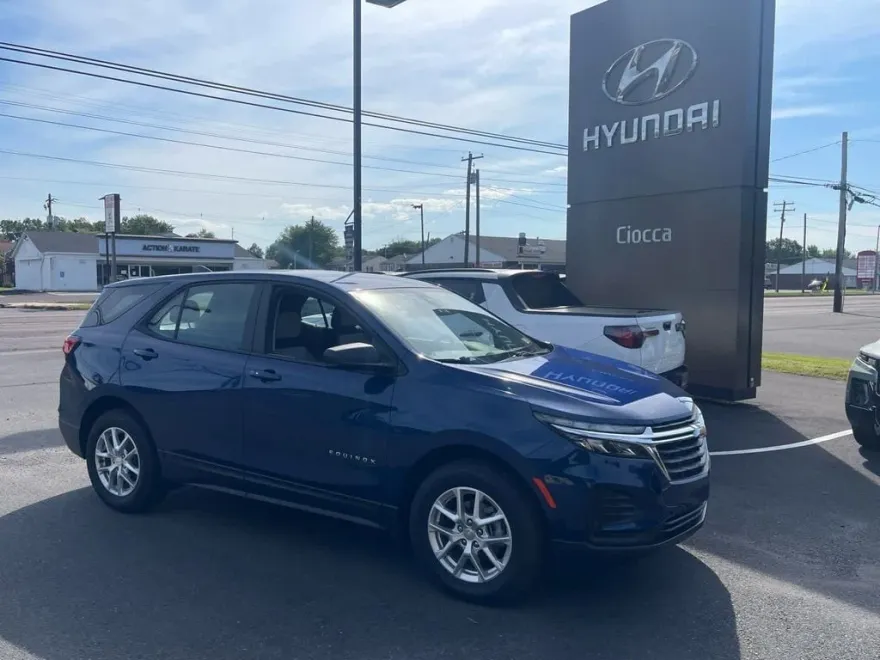 2023 Chevrolet Equinox LS photo 1