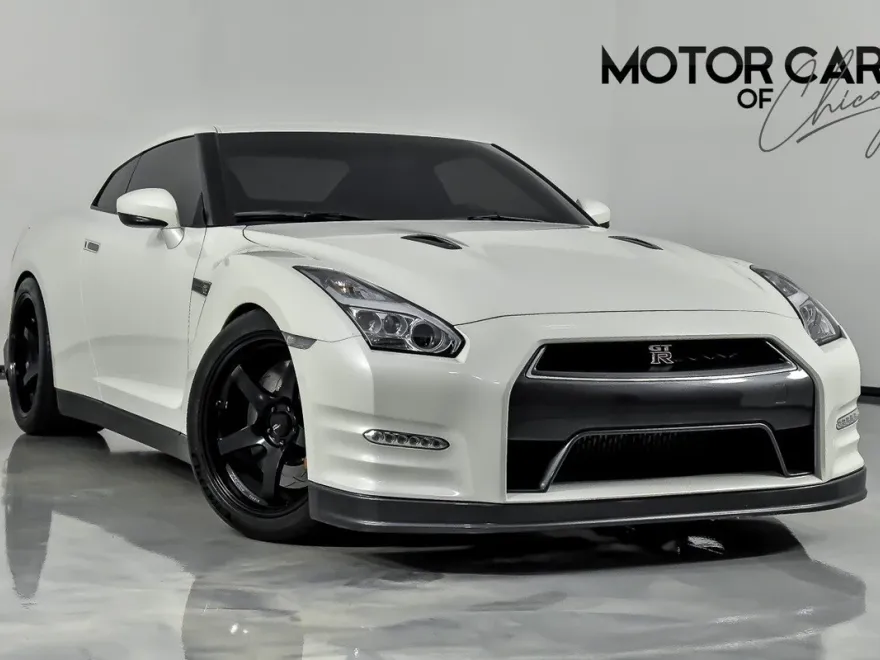 2014 Nissan GT-R Premium photo 1