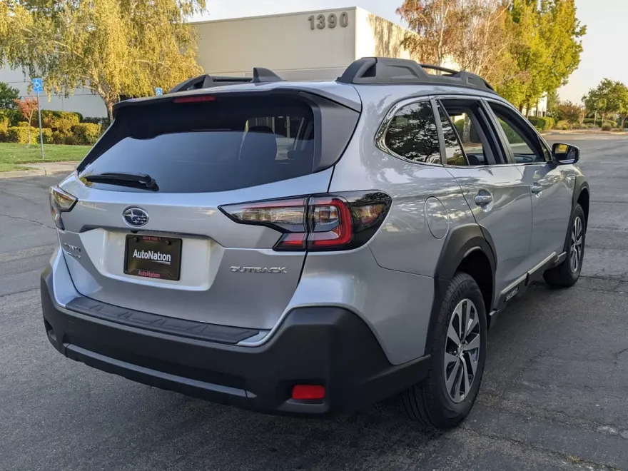 2025 Subaru Outback Premium photo 1