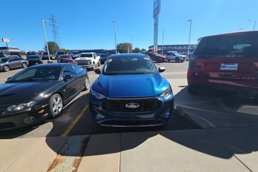 2023 Ford Escape ST-Line photo 1