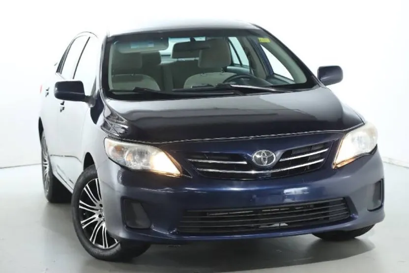 2013 Toyota Corolla LE photo 1