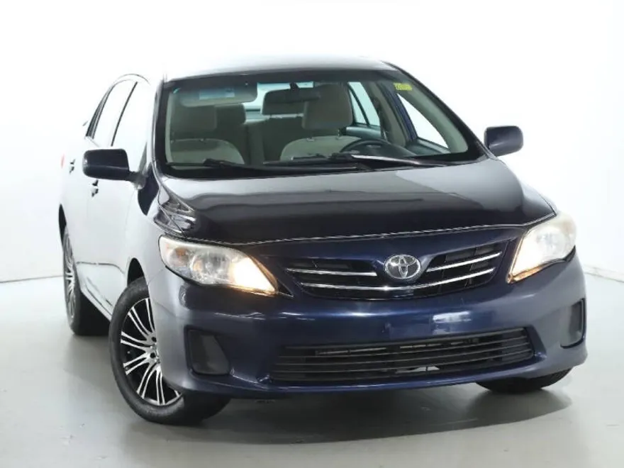 2013 Toyota Corolla LE photo 1