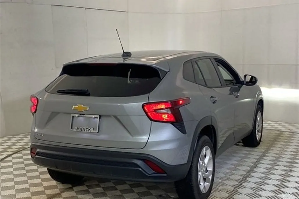 2024 Chevrolet Trax LS photo 1