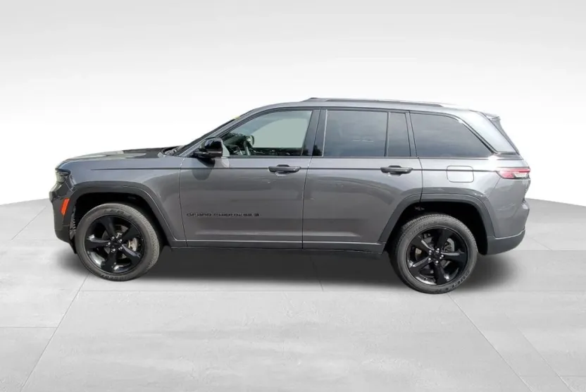 2023 Jeep Grand Cherokee Laredo photo 1