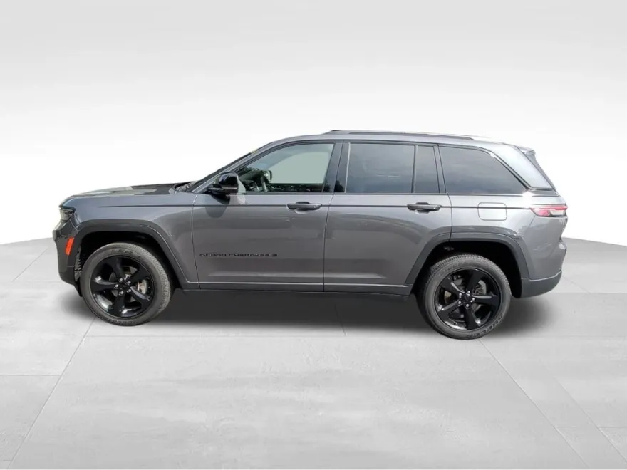 2023 Jeep Grand Cherokee Laredo photo 1