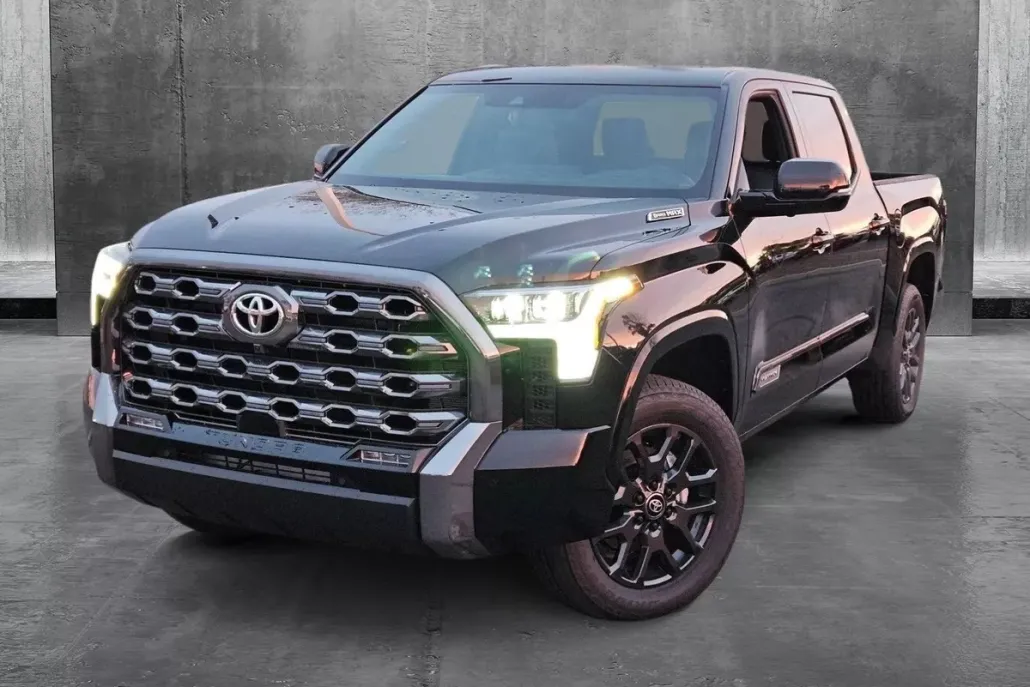 2025 Toyota Tundra Platinum CrewMax photo 1
