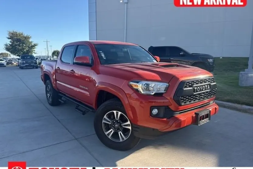 2017 Toyota Tacoma TRD Sport photo 1