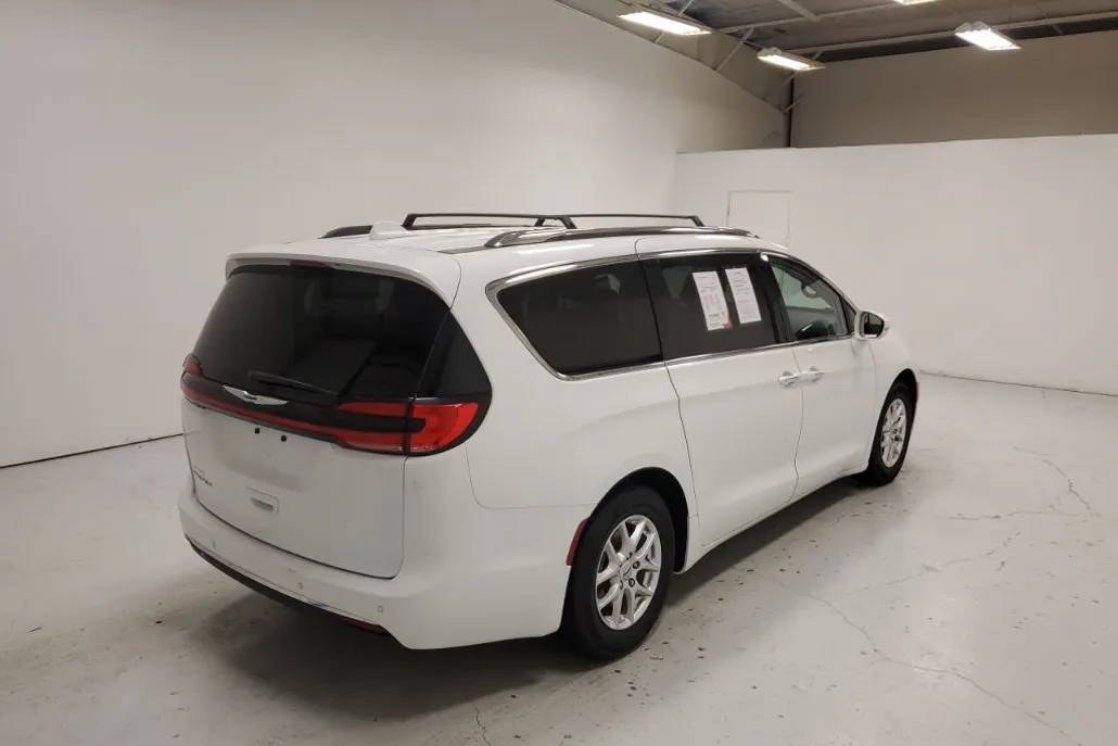 2021 Chrysler Pacifica Touring L photo 1