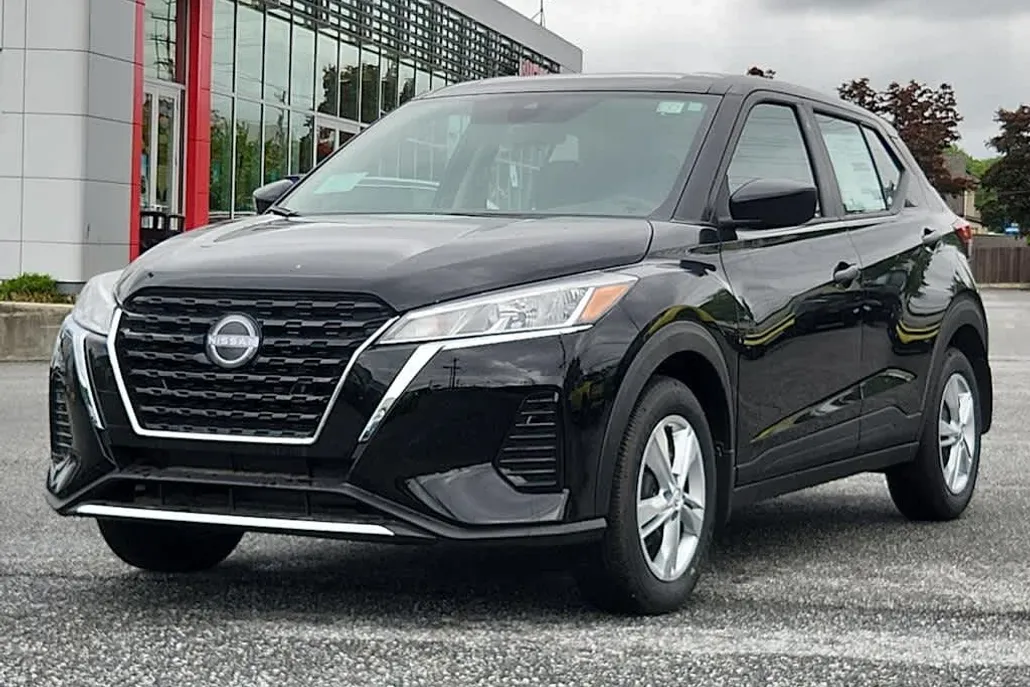 2025 Nissan Kicks Play S photo 1