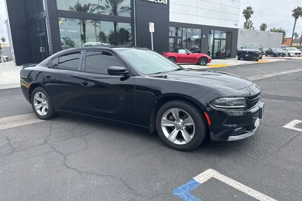 2017 Dodge Charger SXT photo 1