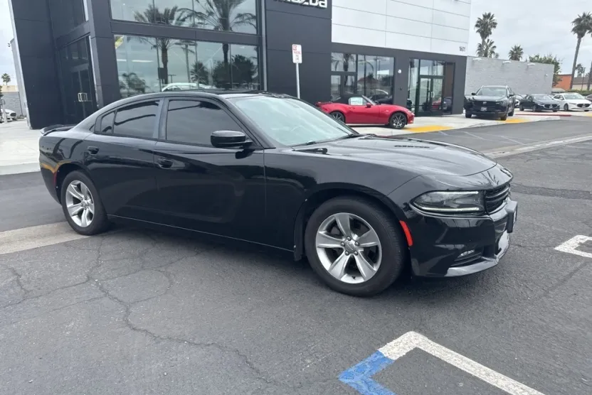 2017 Dodge Charger SXT photo 1