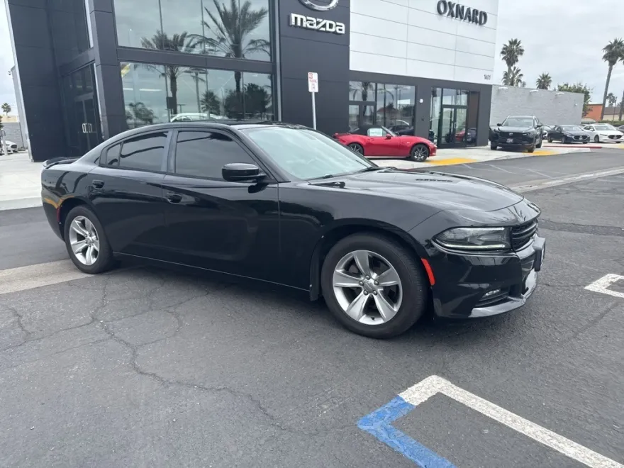 2017 Dodge Charger SXT photo 1