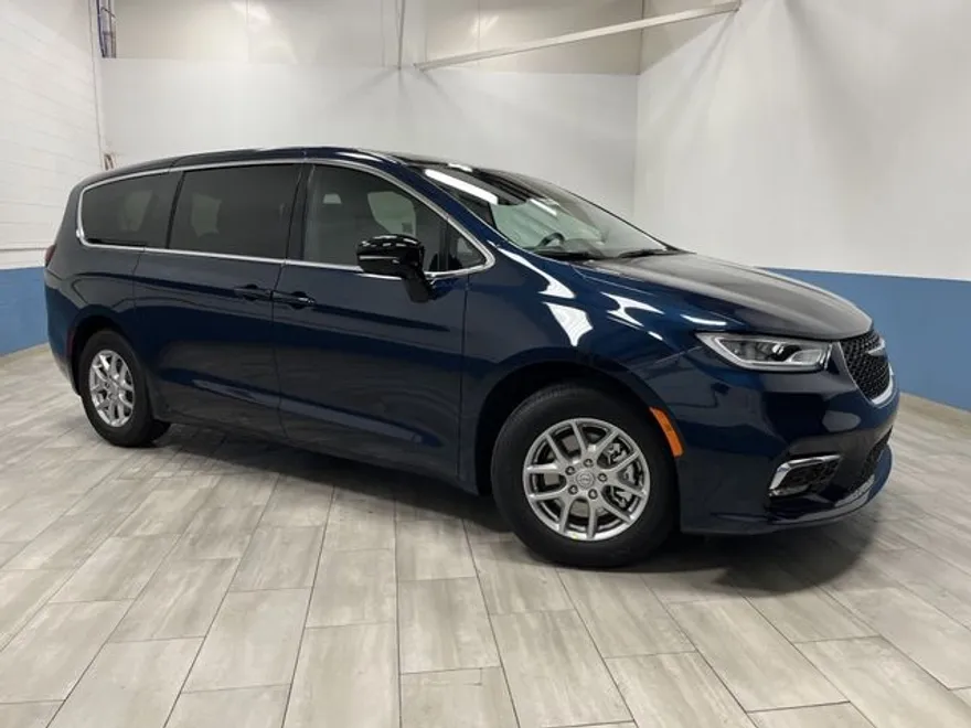 2025 Chrysler Pacifica photo 1