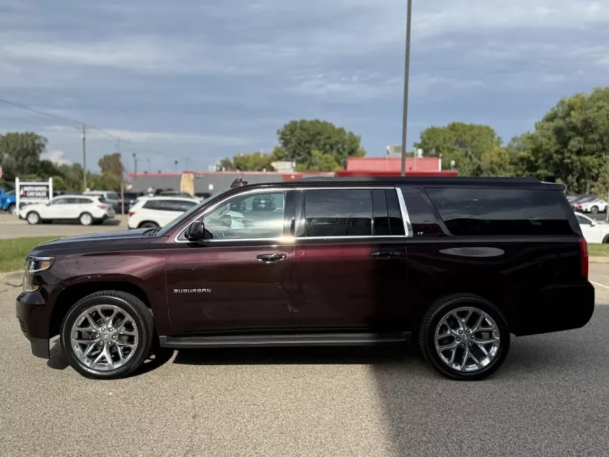 2020 Chevrolet Suburban LT photo 1