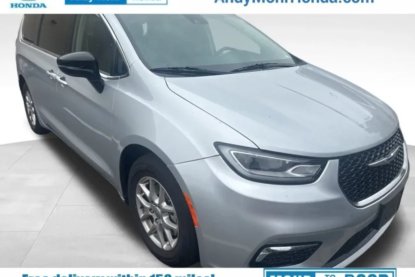 2024 Chrysler Pacifica Touring L photo 1