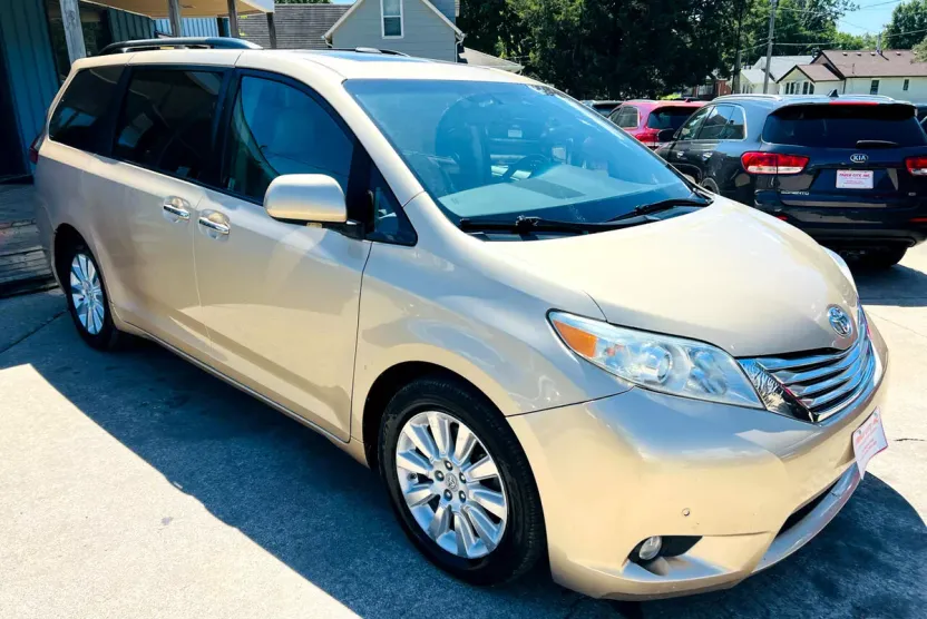 2011 Toyota Sienna XLE photo 1