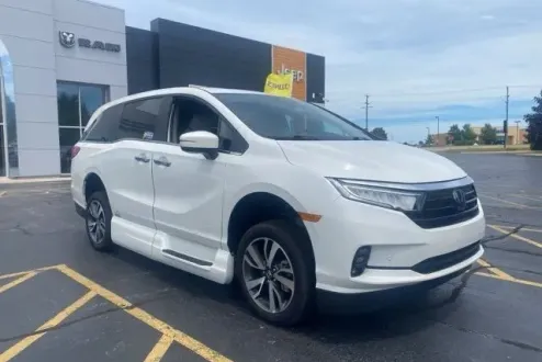 2023 Honda Odyssey Touring photo 2