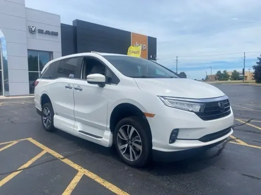 2023 Honda Odyssey Touring photo 2
