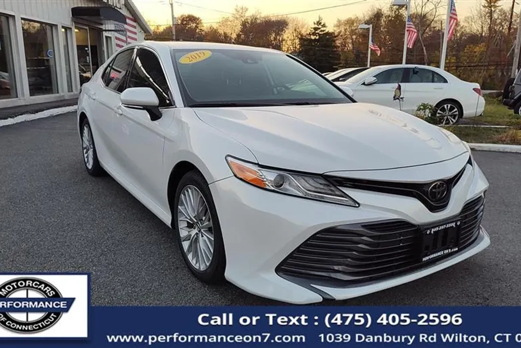 2019 Toyota Camry XLE photo 1