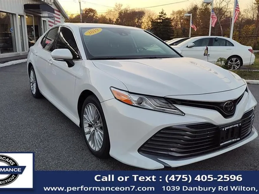 2019 Toyota Camry XLE photo 1