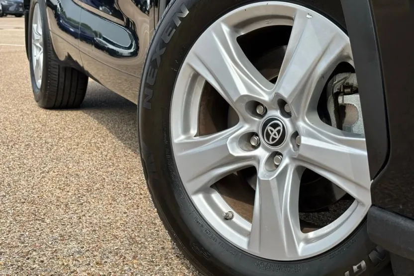 2023 Toyota Highlander LE photo 1
