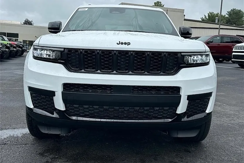 2025 Jeep Grand Cherokee Laredo Altitude photo 1