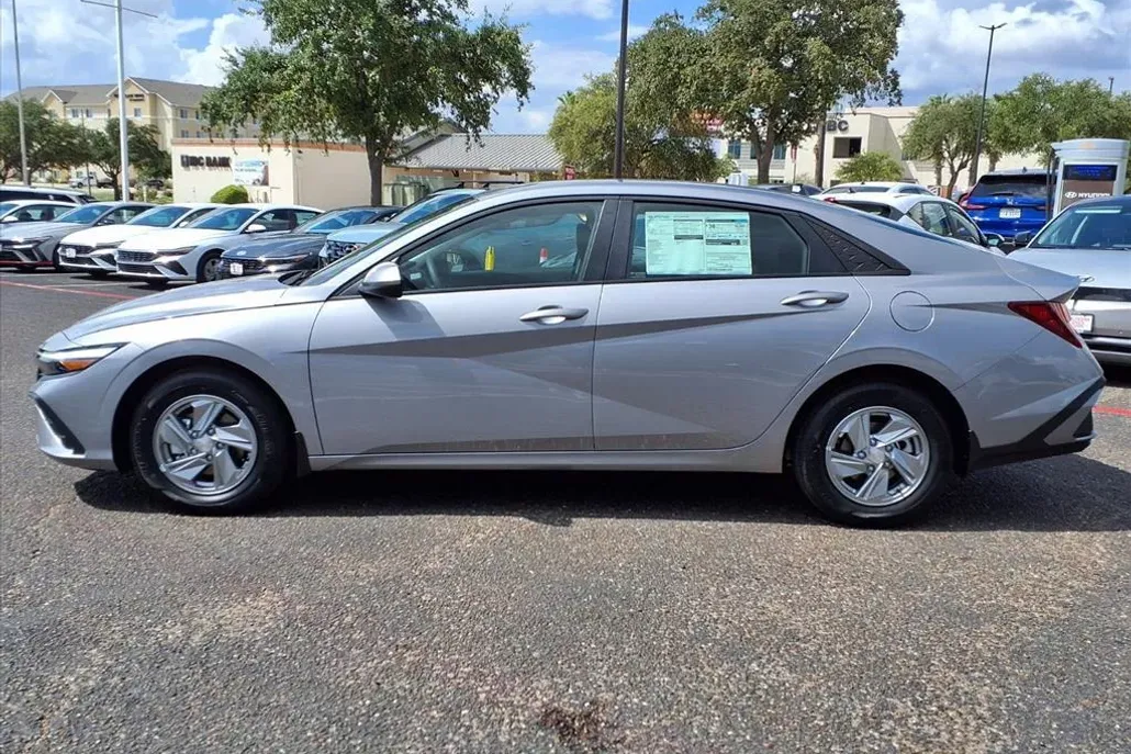 2025 Hyundai Elantra SE photo 1
