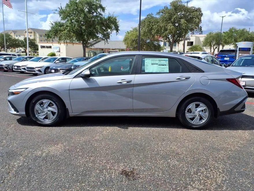 2025 Hyundai Elantra SE photo 1