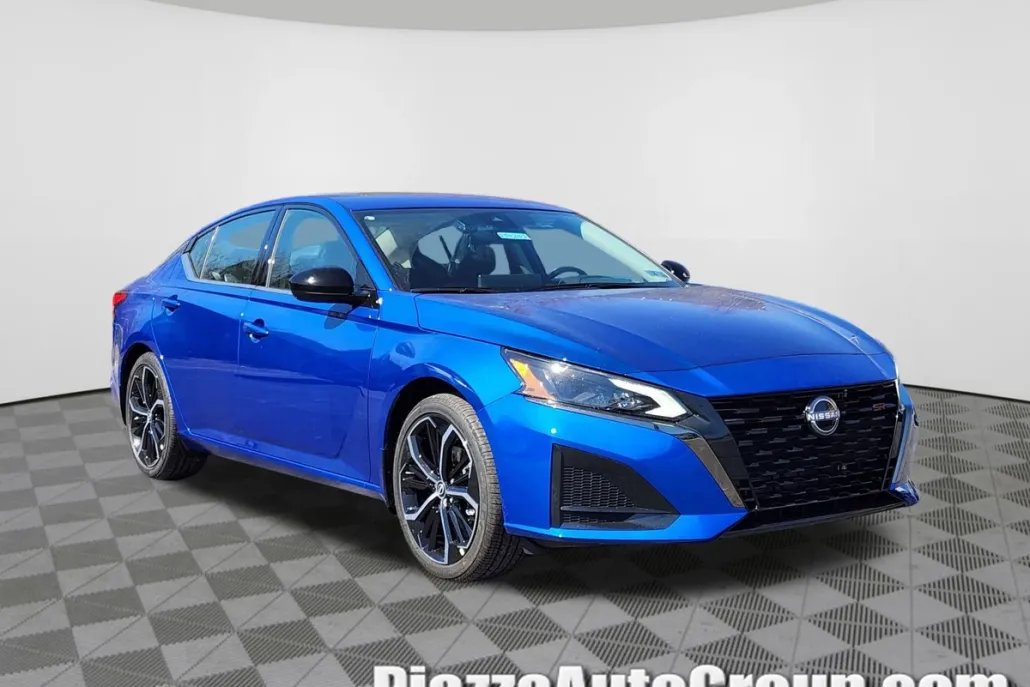 2025 Nissan Altima SR photo 1