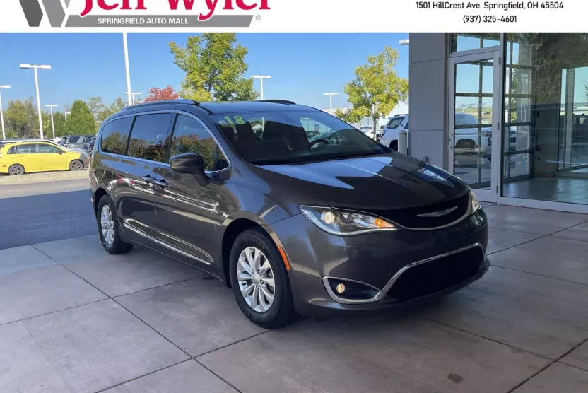 2018 Chrysler Pacifica Touring L photo 1
