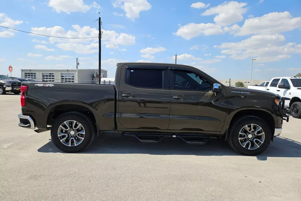 2023 Chevrolet Silverado 1500 LT photo 1