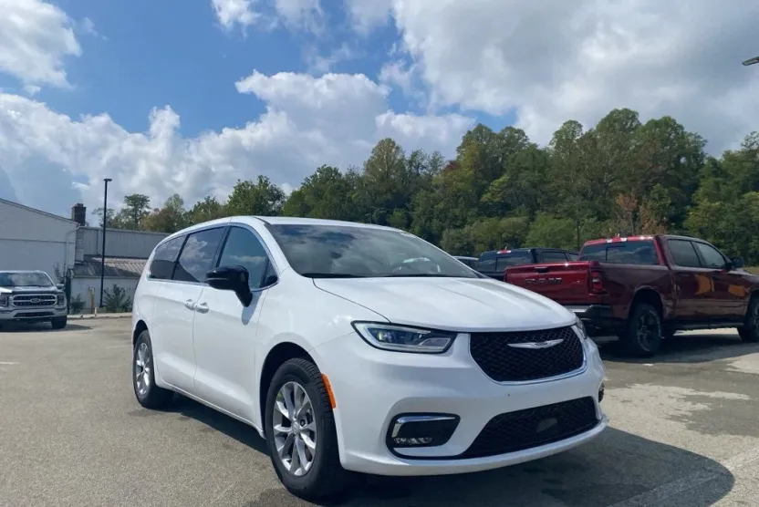 2026 Chrysler Pacifica photo 1