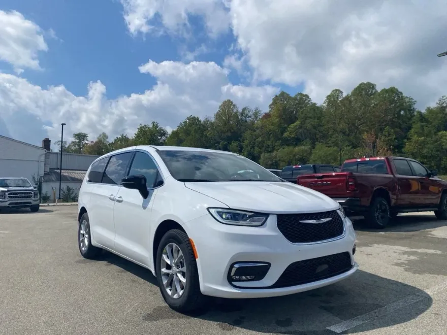 2026 Chrysler Pacifica photo 1