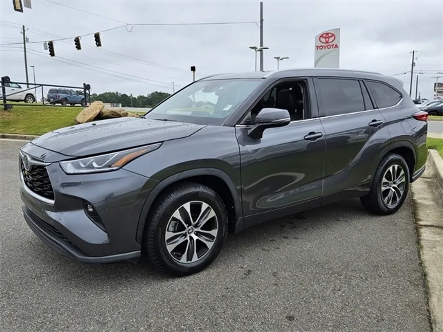 2022 Toyota Highlander Hybrid XLE photo 1