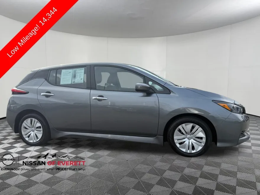 2023 Nissan Leaf S photo 1