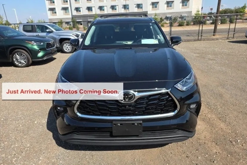 2025 Toyota Highlander Limited photo 1