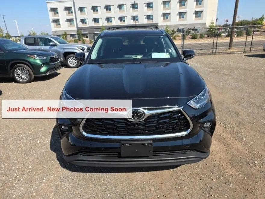 2025 Toyota Highlander Limited photo 1