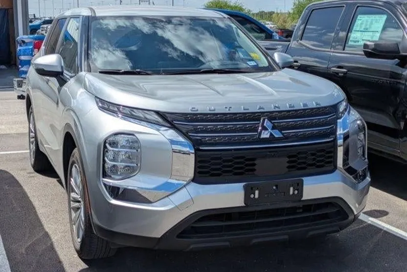 2024 Mitsubishi Outlander ES photo 1
