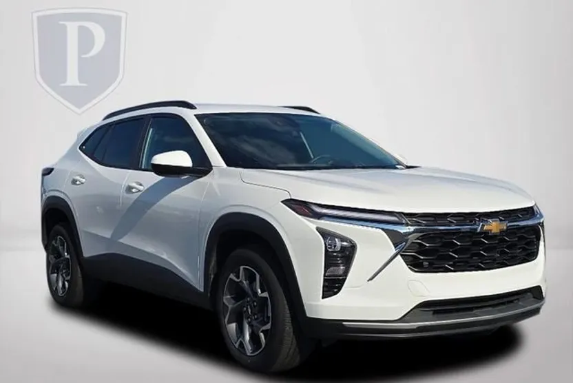 2024 Chevrolet Trax LT photo 1