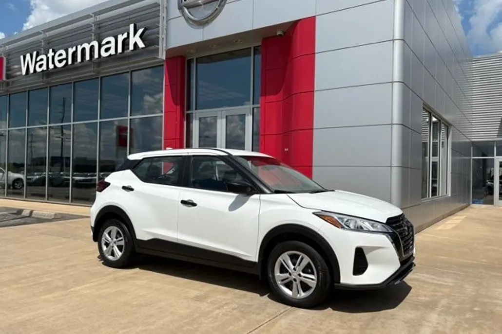 2025 Nissan Kicks Play S photo 1