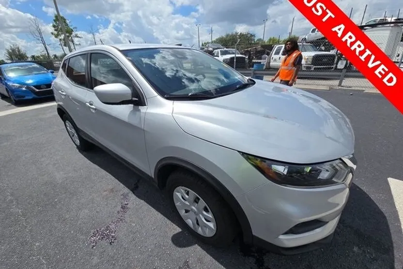 2020 Nissan Rogue Sport S photo 1
